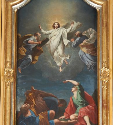 Zdjęcie nr 4: Ołtarz architektoniczny, jednokondygnacyjny, jednoosiowy, ze zwieńczeniem. Nastawa zbudowana na kamiennym, wysokim cokole, lekko wklęsła, ujęta zwielokrotnionymi pilastrami kompozytowymi o kanelowanych trzonach i zewnętrznymi, nieznacznie cofniętymi kolumnami, podtrzymującymi wyłamujące się nad nimi belkowanie. Po bokach karbowane taśmy z motywem liści akantu. W centrum obraz &quot;Przemienienie Pańskie&quot;. Nad pilastrami klęczące na obłokach uskrzydlone, adorujące anioły. Zwieńczenie o łukowato wygiętej podstawie i wklęsłych nieznacznie bokach, zwieńczone wyłamanym ku górze gzymsem zakończonym po bokach wolutami. W zwieńczenie wkomponowana okazała gloria promienista, z figurą Boga Ojca siedzącego w chmurach, Gołębicą Ducha Świętego i ukazaną na tle gzymsu postacią Archanioła Michała, ukazanego w zbroi, płaszczu na ramionach i w hełmie na głowie z mieczem w prawej dłoni. Na belkowaniu okazały kartusz ujęty puklowaną wstęgą i zwieńczony muszlą, z malowanym na srebrnym tle napisem: &quot;CHRISTO / TRANSFIGURATO / Hic est Filius meus dilectus / in quo mihi bene complacui / ipsum audite. / Matth: c. 77&quot;. Na ścianach prezbiterium, przed ołtarzem, na konsolach dwie figury św. Andrzej i św. Mateusz (?). Nastawa w całości złocona, partiami srebrzona (chmury, skrzydła aniołów, rama zwieńczenia, wstęga regencyjna po bokach), partie cokołu i fryzu z imitacją marmoryzacji.   

