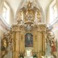 Zdjęcie nr 1: Ołtarz architektoniczny, jednokondygnacyjny, jednoosiowy, ze zwieńczeniem. Nastawa zbudowana na kamiennym, wysokim cokole, lekko wklęsła, ujęta zwielokrotnionymi pilastrami kompozytowymi o kanelowanych trzonach i zewnętrznymi, nieznacznie cofniętymi kolumnami, podtrzymującymi wyłamujące się nad nimi belkowanie. Po bokach karbowane taśmy z motywem liści akantu. W centrum obraz "Przemienienie Pańskie". Nad pilastrami klęczące na obłokach uskrzydlone, adorujące anioły. Zwieńczenie o łukowato wygiętej podstawie i wklęsłych nieznacznie bokach, zwieńczone wyłamanym ku górze gzymsem zakończonym po bokach wolutami. W zwieńczenie wkomponowana okazała gloria promienista, z figurą Boga Ojca siedzącego w chmurach, Gołębicą Ducha Świętego i ukazaną na tle gzymsu postacią Archanioła Michała, ukazanego w zbroi, płaszczu na ramionach i w hełmie na głowie z mieczem w prawej dłoni. Na belkowaniu okazały kartusz ujęty puklowaną wstęgą i zwieńczony muszlą, z malowanym na srebrnym tle napisem: "CHRISTO / TRANSFIGURATO / Hic est Filius meus dilectus / in quo mihi bene complacui / ipsum audite. / Matth: c. 77". Na ścianach prezbiterium, przed ołtarzem, na konsolach dwie figury św. Andrzej i św. Mateusz (?). Nastawa w całości złocona, partiami srebrzona (chmury, skrzydła aniołów, rama zwieńczenia, wstęga regencyjna po bokach), partie cokołu i fryzu z imitacją marmoryzacji.   

