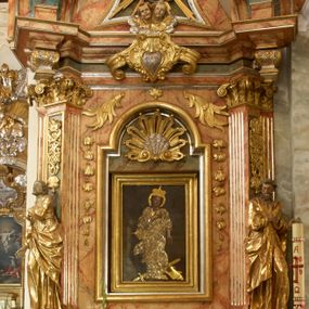 Zdjęcie nr 1: Retabulum architektoniczne, jednoosiowe, jednokondygnacyjne, ze zwieńczeniem,  posadowione na wysokim cokole. Nastawa ujęta ukośnie ustawionymi połówkami filarów na tle pilastrów, o kapitelach kompozytowych, podtrzymujących wydatne, przełamujące się nad nimi belkowanie z impostami i zwróconymi ku przodowi naczółkami, na których uskrzydlone, nagie putta, przepasane tkaninami. Zwieńczenie o lekko wklęsłych bokach zakończone gzymsem w formie łuku nadwieszonego. W partii fryzu kartusz ujęty wolutami, z lambrekinem u dołu, z muszlą palmetową u góry. W zwieńczeniu Oko Opatrzności na tle obłoków i promienistej glorii oraz dwie uskrzydlone główki anielskie. Dekorację ornamentalną tworzą kratki regencyjne, kampanule i muszle palmetowe. W części środkowej, we wnęce prostokątnej zamkniętej łukiem nadwieszonym półkolistym, w profilowanym obramieniu obraz Św. Katarzyna w profilowanej, prostokątnej ramie, nad nią rozłożysta palmeta. Wnęka ujęta kampanulami i gałązkami palmowymi. Po bokach nastawy dwie niezidentyfikowane postacie mężczyzn, całopostaciowe, w długich, silnie drapowanych sukniach, o wyrazistych twarzach, z krótkim zarostem i lekko falującymi włosami. Polichromia imitująca marmoryzację w odcieniach jasnych brązów, czerwieni i zieleni, figury o naturalnych karnacjach, złocenia szat figur i ornamentów, srebrzenia drobnych detali ornamentalnych.      
     
