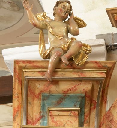 Zdjęcie nr 16: Retabulum architektoniczne, jednoosiowe, jednokondygnacyjne, ze zwieńczeniem,  posadowione na wysokim cokole. Nastawa ujęta ukośnie ustawionymi połówkami filarów na tle pilastrów, o kapitelach kompozytowych, podtrzymujących wydatne, przełamujące się nad nimi belkowanie z impostami i zwróconymi ku przodowi naczółkami, na których uskrzydlone, nagie putta, przepasane tkaninami. Zwieńczenie o lekko wklęsłych bokach zakończone gzymsem w formie łuku nadwieszonego. W partii fryzu kartusz ujęty wolutami, z lambrekinem u dołu, z muszlą palmetową u góry. W zwieńczeniu Oko Opatrzności na tle obłoków i promienistej glorii oraz dwie uskrzydlone główki anielskie. Dekorację ornamentalną tworzą kratki regencyjne, kampanule i muszle palmetowe. W części środkowej, we wnęce prostokątnej zamkniętej łukiem nadwieszonym półkolistym, w profilowanym obramieniu obraz Św. Katarzyna w profilowanej, prostokątnej ramie, nad nią rozłożysta palmeta. Wnęka ujęta kampanulami i gałązkami palmowymi. Po bokach nastawy dwie niezidentyfikowane postacie mężczyzn, całopostaciowe, w długich, silnie drapowanych sukniach, o wyrazistych twarzach, z krótkim zarostem i lekko falującymi włosami. Polichromia imitująca marmoryzację w odcieniach jasnych brązów, czerwieni i zieleni, figury o naturalnych karnacjach, złocenia szat figur i ornamentów, srebrzenia drobnych detali ornamentalnych.      
     
