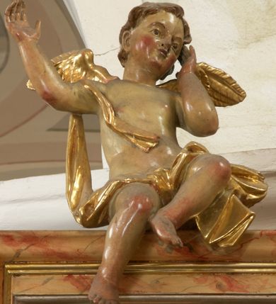 Zdjęcie nr 17: Retabulum architektoniczne, jednoosiowe, jednokondygnacyjne, ze zwieńczeniem,  posadowione na wysokim cokole. Nastawa ujęta ukośnie ustawionymi połówkami filarów na tle pilastrów, o kapitelach kompozytowych, podtrzymujących wydatne, przełamujące się nad nimi belkowanie z impostami i zwróconymi ku przodowi naczółkami, na których uskrzydlone, nagie putta, przepasane tkaninami. Zwieńczenie o lekko wklęsłych bokach zakończone gzymsem w formie łuku nadwieszonego. W partii fryzu kartusz ujęty wolutami, z lambrekinem u dołu, z muszlą palmetową u góry. W zwieńczeniu Oko Opatrzności na tle obłoków i promienistej glorii oraz dwie uskrzydlone główki anielskie. Dekorację ornamentalną tworzą kratki regencyjne, kampanule i muszle palmetowe. W części środkowej, we wnęce prostokątnej zamkniętej łukiem nadwieszonym półkolistym, w profilowanym obramieniu obraz Św. Katarzyna w profilowanej, prostokątnej ramie, nad nią rozłożysta palmeta. Wnęka ujęta kampanulami i gałązkami palmowymi. Po bokach nastawy dwie niezidentyfikowane postacie mężczyzn, całopostaciowe, w długich, silnie drapowanych sukniach, o wyrazistych twarzach, z krótkim zarostem i lekko falującymi włosami. Polichromia imitująca marmoryzację w odcieniach jasnych brązów, czerwieni i zieleni, figury o naturalnych karnacjach, złocenia szat figur i ornamentów, srebrzenia drobnych detali ornamentalnych.      
     
