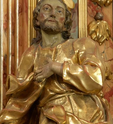 Zdjęcie nr 7: Retabulum architektoniczne, jednoosiowe, jednokondygnacyjne, ze zwieńczeniem,  posadowione na wysokim cokole. Nastawa ujęta ukośnie ustawionymi połówkami filarów na tle pilastrów, o kapitelach kompozytowych, podtrzymujących wydatne, przełamujące się nad nimi belkowanie z impostami i zwróconymi ku przodowi naczółkami, na których uskrzydlone, nagie putta, przepasane tkaninami. Zwieńczenie o lekko wklęsłych bokach zakończone gzymsem w formie łuku nadwieszonego. W partii fryzu kartusz ujęty wolutami, z lambrekinem u dołu, z muszlą palmetową u góry. W zwieńczeniu Oko Opatrzności na tle obłoków i promienistej glorii oraz dwie uskrzydlone główki anielskie. Dekorację ornamentalną tworzą kratki regencyjne, kampanule i muszle palmetowe. W części środkowej, we wnęce prostokątnej zamkniętej łukiem nadwieszonym półkolistym, w profilowanym obramieniu obraz Św. Katarzyna w profilowanej, prostokątnej ramie, nad nią rozłożysta palmeta. Wnęka ujęta kampanulami i gałązkami palmowymi. Po bokach nastawy dwie niezidentyfikowane postacie mężczyzn, całopostaciowe, w długich, silnie drapowanych sukniach, o wyrazistych twarzach, z krótkim zarostem i lekko falującymi włosami. Polichromia imitująca marmoryzację w odcieniach jasnych brązów, czerwieni i zieleni, figury o naturalnych karnacjach, złocenia szat figur i ornamentów, srebrzenia drobnych detali ornamentalnych.      
     
