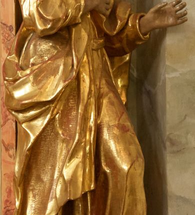 Zdjęcie nr 11: Retabulum architektoniczne, jednoosiowe, jednokondygnacyjne, ze zwieńczeniem,  posadowione na wysokim cokole. Nastawa ujęta ukośnie ustawionymi połówkami filarów na tle pilastrów, o kapitelach kompozytowych, podtrzymujących wydatne, przełamujące się nad nimi belkowanie z impostami i zwróconymi ku przodowi naczółkami, na których uskrzydlone, nagie putta, przepasane tkaninami. Zwieńczenie o lekko wklęsłych bokach zakończone gzymsem w formie łuku nadwieszonego. W partii fryzu kartusz ujęty wolutami, z lambrekinem u dołu, z muszlą palmetową u góry. W zwieńczeniu Oko Opatrzności na tle obłoków i promienistej glorii oraz dwie uskrzydlone główki anielskie. Dekorację ornamentalną tworzą kratki regencyjne, kampanule i muszle palmetowe. W części środkowej, we wnęce prostokątnej zamkniętej łukiem nadwieszonym półkolistym, w profilowanym obramieniu obraz Św. Katarzyna w profilowanej, prostokątnej ramie, nad nią rozłożysta palmeta. Wnęka ujęta kampanulami i gałązkami palmowymi. Po bokach nastawy dwie niezidentyfikowane postacie mężczyzn, całopostaciowe, w długich, silnie drapowanych sukniach, o wyrazistych twarzach, z krótkim zarostem i lekko falującymi włosami. Polichromia imitująca marmoryzację w odcieniach jasnych brązów, czerwieni i zieleni, figury o naturalnych karnacjach, złocenia szat figur i ornamentów, srebrzenia drobnych detali ornamentalnych.      
     
