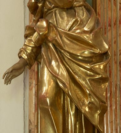 Zdjęcie nr 9: Retabulum architektoniczne, jednoosiowe, jednokondygnacyjne, ze zwieńczeniem,  posadowione na wysokim cokole. Nastawa ujęta ukośnie ustawionymi połówkami filarów na tle pilastrów, o kapitelach kompozytowych, podtrzymujących wydatne, przełamujące się nad nimi belkowanie z impostami i zwróconymi ku przodowi naczółkami, na których uskrzydlone, nagie putta, przepasane tkaninami. Zwieńczenie o lekko wklęsłych bokach zakończone gzymsem w formie łuku nadwieszonego. W partii fryzu kartusz ujęty wolutami, z lambrekinem u dołu, z muszlą palmetową u góry. W zwieńczeniu Oko Opatrzności na tle obłoków i promienistej glorii oraz dwie uskrzydlone główki anielskie. Dekorację ornamentalną tworzą kratki regencyjne, kampanule i muszle palmetowe. W części środkowej, we wnęce prostokątnej zamkniętej łukiem nadwieszonym półkolistym, w profilowanym obramieniu obraz Św. Katarzyna w profilowanej, prostokątnej ramie, nad nią rozłożysta palmeta. Wnęka ujęta kampanulami i gałązkami palmowymi. Po bokach nastawy dwie niezidentyfikowane postacie mężczyzn, całopostaciowe, w długich, silnie drapowanych sukniach, o wyrazistych twarzach, z krótkim zarostem i lekko falującymi włosami. Polichromia imitująca marmoryzację w odcieniach jasnych brązów, czerwieni i zieleni, figury o naturalnych karnacjach, złocenia szat figur i ornamentów, srebrzenia drobnych detali ornamentalnych.      
     
