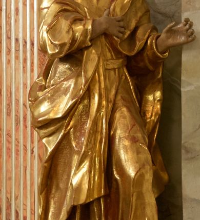 Zdjęcie nr 12: Retabulum architektoniczne, jednoosiowe, jednokondygnacyjne, ze zwieńczeniem,  posadowione na wysokim cokole. Nastawa ujęta ukośnie ustawionymi połówkami filarów na tle pilastrów, o kapitelach kompozytowych, podtrzymujących wydatne, przełamujące się nad nimi belkowanie z impostami i zwróconymi ku przodowi naczółkami, na których uskrzydlone, nagie putta, przepasane tkaninami. Zwieńczenie o lekko wklęsłych bokach zakończone gzymsem w formie łuku nadwieszonego. W partii fryzu kartusz ujęty wolutami, z lambrekinem u dołu, z muszlą palmetową u góry. W zwieńczeniu Oko Opatrzności na tle obłoków i promienistej glorii oraz dwie uskrzydlone główki anielskie. Dekorację ornamentalną tworzą kratki regencyjne, kampanule i muszle palmetowe. W części środkowej, we wnęce prostokątnej zamkniętej łukiem nadwieszonym półkolistym, w profilowanym obramieniu obraz Św. Katarzyna w profilowanej, prostokątnej ramie, nad nią rozłożysta palmeta. Wnęka ujęta kampanulami i gałązkami palmowymi. Po bokach nastawy dwie niezidentyfikowane postacie mężczyzn, całopostaciowe, w długich, silnie drapowanych sukniach, o wyrazistych twarzach, z krótkim zarostem i lekko falującymi włosami. Polichromia imitująca marmoryzację w odcieniach jasnych brązów, czerwieni i zieleni, figury o naturalnych karnacjach, złocenia szat figur i ornamentów, srebrzenia drobnych detali ornamentalnych.      
     
