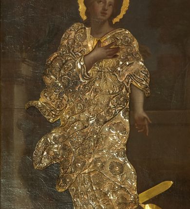 Zdjęcie nr 4: Retabulum architektoniczne, jednoosiowe, jednokondygnacyjne, ze zwieńczeniem,  posadowione na wysokim cokole. Nastawa ujęta ukośnie ustawionymi połówkami filarów na tle pilastrów, o kapitelach kompozytowych, podtrzymujących wydatne, przełamujące się nad nimi belkowanie z impostami i zwróconymi ku przodowi naczółkami, na których uskrzydlone, nagie putta, przepasane tkaninami. Zwieńczenie o lekko wklęsłych bokach zakończone gzymsem w formie łuku nadwieszonego. W partii fryzu kartusz ujęty wolutami, z lambrekinem u dołu, z muszlą palmetową u góry. W zwieńczeniu Oko Opatrzności na tle obłoków i promienistej glorii oraz dwie uskrzydlone główki anielskie. Dekorację ornamentalną tworzą kratki regencyjne, kampanule i muszle palmetowe. W części środkowej, we wnęce prostokątnej zamkniętej łukiem nadwieszonym półkolistym, w profilowanym obramieniu obraz Św. Katarzyna w profilowanej, prostokątnej ramie, nad nią rozłożysta palmeta. Wnęka ujęta kampanulami i gałązkami palmowymi. Po bokach nastawy dwie niezidentyfikowane postacie mężczyzn, całopostaciowe, w długich, silnie drapowanych sukniach, o wyrazistych twarzach, z krótkim zarostem i lekko falującymi włosami. Polichromia imitująca marmoryzację w odcieniach jasnych brązów, czerwieni i zieleni, figury o naturalnych karnacjach, złocenia szat figur i ornamentów, srebrzenia drobnych detali ornamentalnych.      
     
