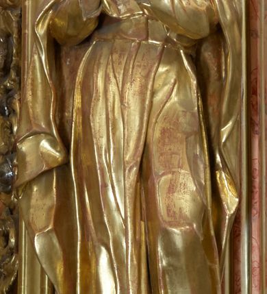 Zdjęcie nr 9: Retabulum architektoniczne, jednoosiowe, jednokondygnacyjne, ze zwieńczeniem, wzniesione na wysokim cokole. Nastawa ujęta ukośnie ustawionymi połówkami filarów na tle pilastrów, o kapitelach kompozytowych, podtrzymujących wydatne, przełamujące się nad nimi belkowanie z impostami i zwróconymi ku przodowi naczółkami, na których siedzą uskrzydlone, nagie putta, przepasane tkaninami. Zwieńczenie o lekko wklęsłych bokach zakończone gzymsem w formie łuku nadwieszonego. W partii fryzu kartusz ujęty wolutami, z lambrekinem u dołu z muszlą palmetową u góry. W zwieńczeniu gołębica Ducha Świętego na tle obłoków i promienistej glorii. Dekorację ornamentalną tworzą kratki regencyjne, kampanule i muszle palmetowe. W części środkowej obraz Matki Boskiej z Dzieciątkiem w typie Matki Boskiej Śnieżnej w drewnianej, złoconej sukience z koronami na głowie. Obraz z profilowanej ramie, złoconej i srebrzonej, ujętej po bokach zwisami z liści i kwiatów. Ponad obrazem rozłożysta muszla palmetowa. Po bokach nastawy dwie niezidentyfikowane postacie mężczyzn, całopostaciowe, w długich sukniach, z płaszczami zarzuconymi na ramiona, jedna z otwartą księgą w prawej dłoni, druga z rękoma złożonymi w geście modlitwy. Polichromia imitująca marmoryzację w odcieniach jasnych brązów, czerwieni i zieleni, figury o naturalnych karnacjach, złocenia szat figur i ornamentów, srebrzenia drobnych detali ornamentalnych.      


