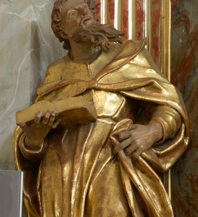 Zdjęcie nr 12: Retabulum architektoniczne, jednoosiowe, jednokondygnacyjne, ze zwieńczeniem, wzniesione na wysokim cokole. Nastawa ujęta ukośnie ustawionymi połówkami filarów na tle pilastrów, o kapitelach kompozytowych, podtrzymujących wydatne, przełamujące się nad nimi belkowanie z impostami i zwróconymi ku przodowi naczółkami, na których siedzą uskrzydlone, nagie putta, przepasane tkaninami. Zwieńczenie o lekko wklęsłych bokach zakończone gzymsem w formie łuku nadwieszonego. W partii fryzu kartusz ujęty wolutami, z lambrekinem u dołu z muszlą palmetową u góry. W zwieńczeniu gołębica Ducha Świętego na tle obłoków i promienistej glorii. Dekorację ornamentalną tworzą kratki regencyjne, kampanule i muszle palmetowe. W części środkowej obraz Matki Boskiej z Dzieciątkiem w typie Matki Boskiej Śnieżnej w drewnianej, złoconej sukience z koronami na głowie. Obraz z profilowanej ramie, złoconej i srebrzonej, ujętej po bokach zwisami z liści i kwiatów. Ponad obrazem rozłożysta muszla palmetowa. Po bokach nastawy dwie niezidentyfikowane postacie mężczyzn, całopostaciowe, w długich sukniach, z płaszczami zarzuconymi na ramiona, jedna z otwartą księgą w prawej dłoni, druga z rękoma złożonymi w geście modlitwy. Polichromia imitująca marmoryzację w odcieniach jasnych brązów, czerwieni i zieleni, figury o naturalnych karnacjach, złocenia szat figur i ornamentów, srebrzenia drobnych detali ornamentalnych.      


