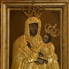 Zdjęcie nr 1: Obraz w kształcie stojącego prostokąta z przedstawieniem Matki Boskiej z Dzieciątkiem w typie Matki Boskiej Śnieżnej, umieszczony w bocznym ołtarzu usytuowanym po północnej stronie nawy głównej. Madonna została przedstawiona frontalnie, w półpostaci, z Dzieciątkiem Jezus na lewym ręku. W tej samej ręce trzyma chustkę, prawą składa w geście błogosławieństwa. Ma podłużną twarz z wąskim nosem, drobnymi ustami i dużymi, wyraźnie zaznaczonymi oczami. Zwrócone w trzech czwartych w prawo Dzieciątko spogląda na Matkę, prawą rękę wyciąga przed siebie w geście błogosławieństwa, lewą przytrzymuję zamkniętą księgę. Ma okrągłą, delikatną twarz z wąskim nosem, małymi ustami i okrągłymi oczami otoczoną puklami jasnych włosów. Szaty Matki Boskiej oraz Dzieciątka w formie rzeźbionej, złoconej sukienki z XVIII wieku, zdobionej ornamentem roślinno-kwiatowym. Na wysokości prawego ramienia Marii wypukła, sześcioramienna gwiazda. Obie postacie przedstawiono w zamkniętych koronach na głowach, które są wycięte z blachy, zdobione kamieniami jubilerskimi oraz aplikowanie na powierzchnię płótna i częściowo ramy. Tło w kolorze ciemnobrunatnym, za głowami na rozjaśnionym tle delikatnie zaznaczone nimby.
Rama prosta, profilowana, zdobiona po wewnętrznej stronie srebrzonymi płycinami oraz liśćmi w narożnikach. 
