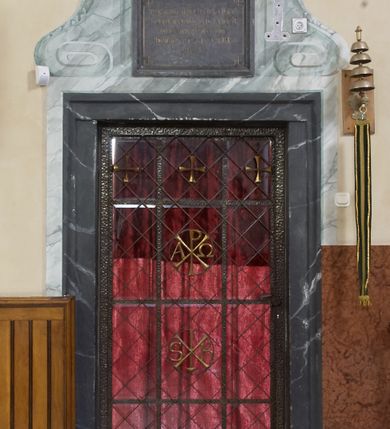 Zdjęcie nr 2: Kamienna tablica w kształcie leżącego prostokąta z kutą, złoconą inskrypcją „ECCLESIA HAEC AEDIFICATA EST A.D. 1742. / CONSECRATA VERO 6. AUGUSTI A.D. 1748. / ANIVERSARIUM DEDICATIONIS: / DOMINICA I. P. FESTUM NAT. B. V. / MARIAE” obwiedzioną cienką, złoconą linią przechodzącą w narożach w kwadraty. 