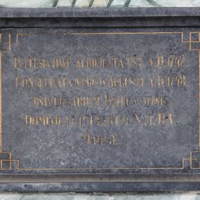 Zdjęcie nr 1: Kamienna tablica w kształcie leżącego prostokąta z kutą, złoconą inskrypcją „ECCLESIA HAEC AEDIFICATA EST A.D. 1742. / CONSECRATA VERO 6. AUGUSTI A.D. 1748. / ANIVERSARIUM DEDICATIONIS: / DOMINICA I. P. FESTUM NAT. B. V. / MARIAE” obwiedzioną cienką, złoconą linią przechodzącą w narożach w kwadraty. 