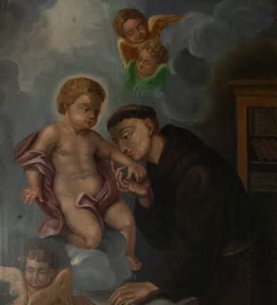 Zdjęcie nr 1: Obraz w kształcie stojącego prostokąta z przedstawieniem św. Antoniego Padewskiego z Dzieciątkiem Jezus. Święty ukazany do kolan pochyla się w stronę Dzieciątka, dotykając policzkiem jego lewej ręki, którą przytrzymuje swoją prawą dłonią; lewą rękę składa na otwartej księdze. Antoni ma okrągłą twarz, na której zaznaczają się podłużne oczy, wąski nos oraz takie same usta; na głowie ma tonsurę. Ubrany jest w brązowy, franciszkański habit z kapturem przewiązany w pasie sznurem, którego koniec zwisa przy lewej nodze. Dzieciątko ukazane wśród obłoków spogląda na świętego, lewą rękę wyciąga w jego stronę, prawą trzyma odwiedzioną do boku, prawą zgiętą nogę opiera na obłoku, lewą ma niemal wyprostowaną. Ma okrągłą, otoczoną jasnymi lokami twarz z wydatnymi policzkami, małymi oczami, niewielkim nosem oraz drobnymi ustami; wokół głowy świetlisty nimb. Czerwona szata przechodząca między jego udami otacza plecy i zawija się wokół prawej ręki. W pobliżu postaci unoszą się trzy uskrzydlone putta, poniżej stoi stół, na którym leży kwiat lilii oraz otwarta księga. Z tyłu, przy prawej krawędzi obrazu widać fragment regału z książkami. Resztę tła wypełniają skłębione obłoki rozświetlone punktowo w górnej partii.