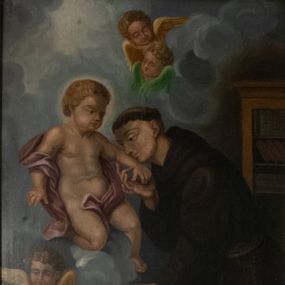 Zdjęcie nr 1: Obraz w kształcie stojącego prostokąta z przedstawieniem św. Antoniego Padewskiego z Dzieciątkiem Jezus. Święty ukazany do kolan pochyla się w stronę Dzieciątka, dotykając policzkiem jego lewej ręki, którą przytrzymuje swoją prawą dłonią; lewą rękę składa na otwartej księdze. Antoni ma okrągłą twarz, na której zaznaczają się podłużne oczy, wąski nos oraz takie same usta; na głowie ma tonsurę. Ubrany jest w brązowy, franciszkański habit z kapturem przewiązany w pasie sznurem, którego koniec zwisa przy lewej nodze. Dzieciątko ukazane wśród obłoków spogląda na świętego, lewą rękę wyciąga w jego stronę, prawą trzyma odwiedzioną do boku, prawą zgiętą nogę opiera na obłoku, lewą ma niemal wyprostowaną. Ma okrągłą, otoczoną jasnymi lokami twarz z wydatnymi policzkami, małymi oczami, niewielkim nosem oraz drobnymi ustami; wokół głowy świetlisty nimb. Czerwona szata przechodząca między jego udami otacza plecy i zawija się wokół prawej ręki. W pobliżu postaci unoszą się trzy uskrzydlone putta, poniżej stoi stół, na którym leży kwiat lilii oraz otwarta księga. Z tyłu, przy prawej krawędzi obrazu widać fragment regału z książkami. Resztę tła wypełniają skłębione obłoki rozświetlone punktowo w górnej partii.