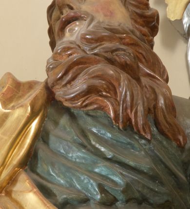 Zdjęcie nr 4: Święty został ukazany całopostaciowo, frontalnie, w kontrapoście, prawą ręką obejmuje belkę swojego krzyża. Jest ubrany w zieloną suknię sięgającą stóp i złoty płaszcz przerzucony przez prawe ramię i osłaniający do kolan korpus świętego. Głowę ma wzniesioną ku górze, okoloną długą, falującą brodą, z wydatnymi zakolami, otwartymi oczami i ustami. 