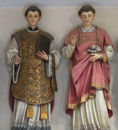 Zdjęcie nr 1: Figura pełna na cokole przedstawiająca św. Józefa. Święty stoi frontalnie, spogląda lekko w dół. Ma pociągłą twarz, małe, półprzymknięte oczy, wąski nos i niewielkie usta, ciemny zarost oraz opadające na kark, proste włosy. Prawą rękę ma złożoną na piersi, w lewej trzyma kwitnącą laskę. Święty jest ubrany w fioletową, przewiązaną złotym paskiem suknię oraz brązowy, spięty pod szyją płaszcz lamowany złotą taśmą z ornamentem utworzonym z winnej latorośli. 
Na cokole zachował się fragment podpisu „[…]Josep[…]”, który można rozwinąć jako Sanctus Josephus.