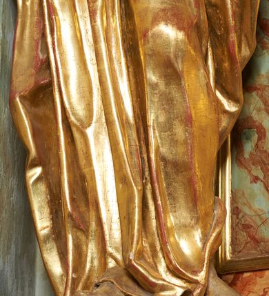 Zdjęcie nr 11: Figura ukazuje mężczyznę w całej postaci, w kontrapoście, ubranego w długą suknię przewiązaną w pasie i płaszcz spięty na piersiach, z otwartą księgą na prawej dłoni, z lewą przytrzymującą na biodrach płaszcz. Głowa zwrócona w lewo, ku górze, okolona długą, falującą brodą. 