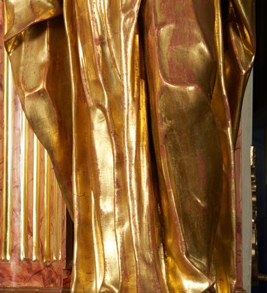 Zdjęcie nr 11: Święty został ukazany w całej postaci, ze złożonymi dłońmi w geście modlitewnym. Ciężar ciała oparty na prawej nodze, lewa nieco wysunięta. Głowa zwrócona w prawo ku górze. Broda krótka, włosy kręcone. Płaszcz i tunika bogato drapowane i złocone.