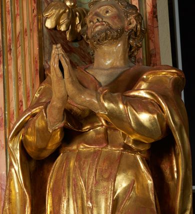 Zdjęcie nr 6: Święty został ukazany w całej postaci, ze złożonymi dłońmi w geście modlitewnym. Ciężar ciała oparty na prawej nodze, lewa nieco wysunięta. Głowa zwrócona w prawo ku górze. Broda krótka, włosy kręcone. Płaszcz i tunika bogato drapowane i złocone.