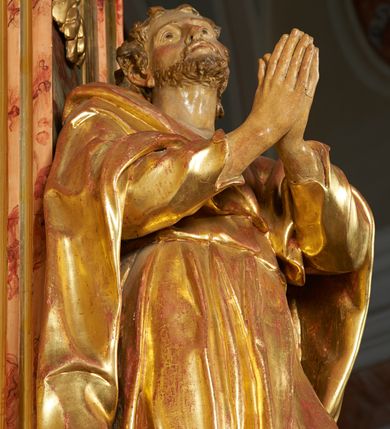 Zdjęcie nr 5: Święty został ukazany w całej postaci, ze złożonymi dłońmi w geście modlitewnym. Ciężar ciała oparty na prawej nodze, lewa nieco wysunięta. Głowa zwrócona w prawo ku górze. Broda krótka, włosy kręcone. Płaszcz i tunika bogato drapowane i złocone.