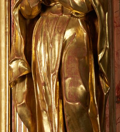 Zdjęcie nr 2: Święty został ukazany w całej postaci, ze złożonymi dłońmi w geście modlitewnym. Ciężar ciała oparty na prawej nodze, lewa nieco wysunięta. Głowa zwrócona w prawo ku górze. Broda krótka, włosy kręcone. Płaszcz i tunika bogato drapowane i złocone.