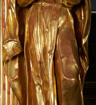 Zdjęcie nr 4: Święty został ukazany w całej postaci, ze złożonymi dłońmi w geście modlitewnym. Ciężar ciała oparty na prawej nodze, lewa nieco wysunięta. Głowa zwrócona w prawo ku górze. Broda krótka, włosy kręcone. Płaszcz i tunika bogato drapowane i złocone.