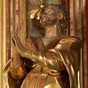 Zdjęcie nr 1: Święty został ukazany w całej postaci, ze złożonymi dłońmi w geście modlitewnym. Ciężar ciała oparty na prawej nodze, lewa nieco wysunięta. Głowa zwrócona w prawo ku górze. Broda krótka, włosy kręcone. Płaszcz i tunika bogato drapowane i złocone.