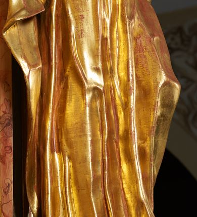 Zdjęcie nr 10: Święty został ukazany w całej postaci, ze złożonymi dłońmi w geście modlitewnym. Ciężar ciała oparty na prawej nodze, lewa nieco wysunięta. Głowa zwrócona w prawo ku górze. Broda krótka, włosy kręcone. Płaszcz i tunika bogato drapowane i złocone.