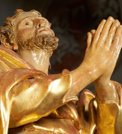 Zdjęcie nr 8: Święty został ukazany w całej postaci, ze złożonymi dłońmi w geście modlitewnym. Ciężar ciała oparty na prawej nodze, lewa nieco wysunięta. Głowa zwrócona w prawo ku górze. Broda krótka, włosy kręcone. Płaszcz i tunika bogato drapowane i złocone.