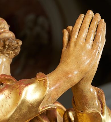 Zdjęcie nr 9: Święty został ukazany w całej postaci, ze złożonymi dłońmi w geście modlitewnym. Ciężar ciała oparty na prawej nodze, lewa nieco wysunięta. Głowa zwrócona w prawo ku górze. Broda krótka, włosy kręcone. Płaszcz i tunika bogato drapowane i złocone.