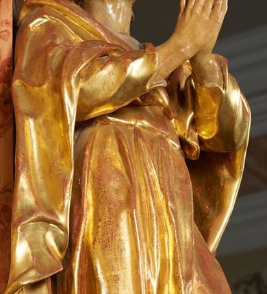 Zdjęcie nr 7: Święty został ukazany w całej postaci, ze złożonymi dłońmi w geście modlitewnym. Ciężar ciała oparty na prawej nodze, lewa nieco wysunięta. Głowa zwrócona w prawo ku górze. Broda krótka, włosy kręcone. Płaszcz i tunika bogato drapowane i złocone.