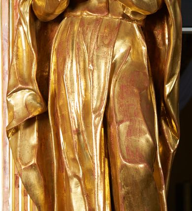 Zdjęcie nr 3: Święty został ukazany w całej postaci, ze złożonymi dłońmi w geście modlitewnym. Ciężar ciała oparty na prawej nodze, lewa nieco wysunięta. Głowa zwrócona w prawo ku górze. Broda krótka, włosy kręcone. Płaszcz i tunika bogato drapowane i złocone.