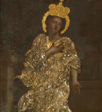 Zdjęcie nr 1: Obraz w kształcie stojącego prostokąta. Przedstawia św. Katarzynę w pozie stojącej, ujętą frontalnie, z lewą ręką na piersi i prawą opuszczoną wzdłuż ciała. Twarz o delikatnych rysach, włosy zaczesane do tyłu, wzrok uniesiony ku górze. Nimb oraz bogato dekorowana korona wykonane ze złoconej blachy. Szaty zasłonięte metalową, złoconą sukienką zdobioną motywami kwiatów. Na stopach sandały. Święta stoi na fragmencie koła i na mieczu, również z blachy. W tle niski mur, zarys zabudowy z drzewem i kolumną, na której spoczywa korona. Obraz ujęty w prostokątną, profilowaną, złoconą ramę.