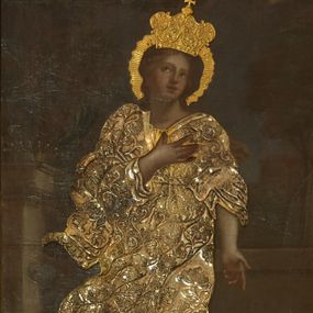Zdjęcie nr 1: Obraz w kształcie stojącego prostokąta. Przedstawia św. Katarzynę w pozie stojącej, ujętą frontalnie, z lewą ręką na piersi i prawą opuszczoną wzdłuż ciała. Twarz o delikatnych rysach, włosy zaczesane do tyłu, wzrok uniesiony ku górze. Nimb oraz bogato dekorowana korona wykonane ze złoconej blachy. Szaty zasłonięte metalową, złoconą sukienką zdobioną motywami kwiatów. Na stopach sandały. Święta stoi na fragmencie koła i na mieczu, również z blachy. W tle niski mur, zarys zabudowy z drzewem i kolumną, na której spoczywa korona. Obraz ujęty w prostokątną, profilowaną, złoconą ramę.