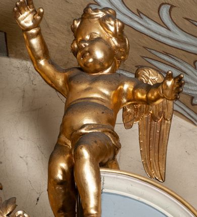 Zdjęcie nr 47: Ołtarz przyścienny, architektoniczny, jednokondygnacyjny ze zwieńczeniem, trójosiowy z bramkami. Mensa murowana prostopadłościenna, antepedium drewniane w złoconej ramie dekorowanej akantem. W jego polu medalion z monogramem maryjnym w glorii promienistej, otoczony przestylizowaną winoroślą. Tabernakulum w osi, metalowe, prostopadłościenne, jednodrzwiczkowe, z przedstawieniem kielicha z hostią. Retabulum ołtarzowe drewniane na cokole. Pole ołtarza z prostokątną, profilowaną ramą zamkniętą łukiem wklęsło-wypukłym z uskokiem. Mieści obraz Matki Boskiej Szkaplerznej, w bogatej akantowo-kwiatowej ramie z umieszczonym u góry, w osi owalnym obrazem Boga Ojca; zasuwany obrazami św. Józefa oraz św. Izydora Oracza. Pole jest ujęte ustawionymi na wysokich cokołach dekorowanych akantem, kolumnami o trzonach wypełnionych ornamentem roślinno-kwiatowym o układzie kandelabrowym oraz u podstawy z pełnoplastycznymi, uskrzydlonymi główkami aniołów; kapitele kompozytowe. Kolumny dźwigają niepełne, wyniesione pośrodku belkowanie, z odcinkami półkolistego przyczółka, na którym siedzą pełnoplastyczne, złocone figurki puttów. Fryz dekorowany akantem. W zwieńczeniu obraz św. Antoniego Padewskiego, prostokątny, zamknięty półkoliście, ujęty akantowymi wolutami. W bocznych osiach, ponad bramkami, prostokątne obrazy z lewej: św. Anny, z prawej: św. Joachima, dekorowane złoconym, ażurowym zwieńczeniem z kartuszy ujętych akantem. Ołtarz utrzymany w odcieniach beżu i szarości ze złoceniami w partiach ornamentów oraz w załamaniach profili architektonicznych.