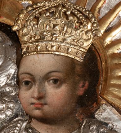 Zdjęcie nr 11: Ołtarz przyścienny, architektoniczny, jednokondygnacyjny ze zwieńczeniem, trójosiowy z bramkami. Mensa murowana prostopadłościenna, antepedium drewniane w złoconej ramie dekorowanej akantem. W jego polu medalion z monogramem maryjnym w glorii promienistej, otoczony przestylizowaną winoroślą. Tabernakulum w osi, metalowe, prostopadłościenne, jednodrzwiczkowe, z przedstawieniem kielicha z hostią. Retabulum ołtarzowe drewniane na cokole. Pole ołtarza z prostokątną, profilowaną ramą zamkniętą łukiem wklęsło-wypukłym z uskokiem. Mieści obraz Matki Boskiej Szkaplerznej, w bogatej akantowo-kwiatowej ramie z umieszczonym u góry, w osi owalnym obrazem Boga Ojca; zasuwany obrazami św. Józefa oraz św. Izydora Oracza. Pole jest ujęte ustawionymi na wysokich cokołach dekorowanych akantem, kolumnami o trzonach wypełnionych ornamentem roślinno-kwiatowym o układzie kandelabrowym oraz u podstawy z pełnoplastycznymi, uskrzydlonymi główkami aniołów; kapitele kompozytowe. Kolumny dźwigają niepełne, wyniesione pośrodku belkowanie, z odcinkami półkolistego przyczółka, na którym siedzą pełnoplastyczne, złocone figurki puttów. Fryz dekorowany akantem. W zwieńczeniu obraz św. Antoniego Padewskiego, prostokątny, zamknięty półkoliście, ujęty akantowymi wolutami. W bocznych osiach, ponad bramkami, prostokątne obrazy z lewej: św. Anny, z prawej: św. Joachima, dekorowane złoconym, ażurowym zwieńczeniem z kartuszy ujętych akantem. Ołtarz utrzymany w odcieniach beżu i szarości ze złoceniami w partiach ornamentów oraz w załamaniach profili architektonicznych.