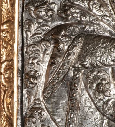 Zdjęcie nr 17: Ołtarz przyścienny, architektoniczny, jednokondygnacyjny ze zwieńczeniem, trójosiowy z bramkami. Mensa murowana prostopadłościenna, antepedium drewniane w złoconej ramie dekorowanej akantem. W jego polu medalion z monogramem maryjnym w glorii promienistej, otoczony przestylizowaną winoroślą. Tabernakulum w osi, metalowe, prostopadłościenne, jednodrzwiczkowe, z przedstawieniem kielicha z hostią. Retabulum ołtarzowe drewniane na cokole. Pole ołtarza z prostokątną, profilowaną ramą zamkniętą łukiem wklęsło-wypukłym z uskokiem. Mieści obraz Matki Boskiej Szkaplerznej, w bogatej akantowo-kwiatowej ramie z umieszczonym u góry, w osi owalnym obrazem Boga Ojca; zasuwany obrazami św. Józefa oraz św. Izydora Oracza. Pole jest ujęte ustawionymi na wysokich cokołach dekorowanych akantem, kolumnami o trzonach wypełnionych ornamentem roślinno-kwiatowym o układzie kandelabrowym oraz u podstawy z pełnoplastycznymi, uskrzydlonymi główkami aniołów; kapitele kompozytowe. Kolumny dźwigają niepełne, wyniesione pośrodku belkowanie, z odcinkami półkolistego przyczółka, na którym siedzą pełnoplastyczne, złocone figurki puttów. Fryz dekorowany akantem. W zwieńczeniu obraz św. Antoniego Padewskiego, prostokątny, zamknięty półkoliście, ujęty akantowymi wolutami. W bocznych osiach, ponad bramkami, prostokątne obrazy z lewej: św. Anny, z prawej: św. Joachima, dekorowane złoconym, ażurowym zwieńczeniem z kartuszy ujętych akantem. Ołtarz utrzymany w odcieniach beżu i szarości ze złoceniami w partiach ornamentów oraz w załamaniach profili architektonicznych.