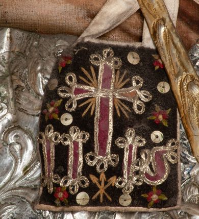 Zdjęcie nr 14: Ołtarz przyścienny, architektoniczny, jednokondygnacyjny ze zwieńczeniem, trójosiowy z bramkami. Mensa murowana prostopadłościenna, antepedium drewniane w złoconej ramie dekorowanej akantem. W jego polu medalion z monogramem maryjnym w glorii promienistej, otoczony przestylizowaną winoroślą. Tabernakulum w osi, metalowe, prostopadłościenne, jednodrzwiczkowe, z przedstawieniem kielicha z hostią. Retabulum ołtarzowe drewniane na cokole. Pole ołtarza z prostokątną, profilowaną ramą zamkniętą łukiem wklęsło-wypukłym z uskokiem. Mieści obraz Matki Boskiej Szkaplerznej, w bogatej akantowo-kwiatowej ramie z umieszczonym u góry, w osi owalnym obrazem Boga Ojca; zasuwany obrazami św. Józefa oraz św. Izydora Oracza. Pole jest ujęte ustawionymi na wysokich cokołach dekorowanych akantem, kolumnami o trzonach wypełnionych ornamentem roślinno-kwiatowym o układzie kandelabrowym oraz u podstawy z pełnoplastycznymi, uskrzydlonymi główkami aniołów; kapitele kompozytowe. Kolumny dźwigają niepełne, wyniesione pośrodku belkowanie, z odcinkami półkolistego przyczółka, na którym siedzą pełnoplastyczne, złocone figurki puttów. Fryz dekorowany akantem. W zwieńczeniu obraz św. Antoniego Padewskiego, prostokątny, zamknięty półkoliście, ujęty akantowymi wolutami. W bocznych osiach, ponad bramkami, prostokątne obrazy z lewej: św. Anny, z prawej: św. Joachima, dekorowane złoconym, ażurowym zwieńczeniem z kartuszy ujętych akantem. Ołtarz utrzymany w odcieniach beżu i szarości ze złoceniami w partiach ornamentów oraz w załamaniach profili architektonicznych.