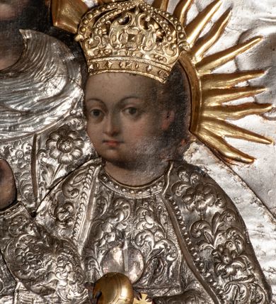 Zdjęcie nr 9: Ołtarz przyścienny, architektoniczny, jednokondygnacyjny ze zwieńczeniem, trójosiowy z bramkami. Mensa murowana prostopadłościenna, antepedium drewniane w złoconej ramie dekorowanej akantem. W jego polu medalion z monogramem maryjnym w glorii promienistej, otoczony przestylizowaną winoroślą. Tabernakulum w osi, metalowe, prostopadłościenne, jednodrzwiczkowe, z przedstawieniem kielicha z hostią. Retabulum ołtarzowe drewniane na cokole. Pole ołtarza z prostokątną, profilowaną ramą zamkniętą łukiem wklęsło-wypukłym z uskokiem. Mieści obraz Matki Boskiej Szkaplerznej, w bogatej akantowo-kwiatowej ramie z umieszczonym u góry, w osi owalnym obrazem Boga Ojca; zasuwany obrazami św. Józefa oraz św. Izydora Oracza. Pole jest ujęte ustawionymi na wysokich cokołach dekorowanych akantem, kolumnami o trzonach wypełnionych ornamentem roślinno-kwiatowym o układzie kandelabrowym oraz u podstawy z pełnoplastycznymi, uskrzydlonymi główkami aniołów; kapitele kompozytowe. Kolumny dźwigają niepełne, wyniesione pośrodku belkowanie, z odcinkami półkolistego przyczółka, na którym siedzą pełnoplastyczne, złocone figurki puttów. Fryz dekorowany akantem. W zwieńczeniu obraz św. Antoniego Padewskiego, prostokątny, zamknięty półkoliście, ujęty akantowymi wolutami. W bocznych osiach, ponad bramkami, prostokątne obrazy z lewej: św. Anny, z prawej: św. Joachima, dekorowane złoconym, ażurowym zwieńczeniem z kartuszy ujętych akantem. Ołtarz utrzymany w odcieniach beżu i szarości ze złoceniami w partiach ornamentów oraz w załamaniach profili architektonicznych.