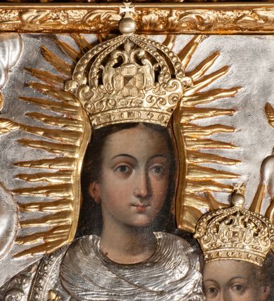 Zdjęcie nr 5: Ołtarz przyścienny, architektoniczny, jednokondygnacyjny ze zwieńczeniem, trójosiowy z bramkami. Mensa murowana prostopadłościenna, antepedium drewniane w złoconej ramie dekorowanej akantem. W jego polu medalion z monogramem maryjnym w glorii promienistej, otoczony przestylizowaną winoroślą. Tabernakulum w osi, metalowe, prostopadłościenne, jednodrzwiczkowe, z przedstawieniem kielicha z hostią. Retabulum ołtarzowe drewniane na cokole. Pole ołtarza z prostokątną, profilowaną ramą zamkniętą łukiem wklęsło-wypukłym z uskokiem. Mieści obraz Matki Boskiej Szkaplerznej, w bogatej akantowo-kwiatowej ramie z umieszczonym u góry, w osi owalnym obrazem Boga Ojca; zasuwany obrazami św. Józefa oraz św. Izydora Oracza. Pole jest ujęte ustawionymi na wysokich cokołach dekorowanych akantem, kolumnami o trzonach wypełnionych ornamentem roślinno-kwiatowym o układzie kandelabrowym oraz u podstawy z pełnoplastycznymi, uskrzydlonymi główkami aniołów; kapitele kompozytowe. Kolumny dźwigają niepełne, wyniesione pośrodku belkowanie, z odcinkami półkolistego przyczółka, na którym siedzą pełnoplastyczne, złocone figurki puttów. Fryz dekorowany akantem. W zwieńczeniu obraz św. Antoniego Padewskiego, prostokątny, zamknięty półkoliście, ujęty akantowymi wolutami. W bocznych osiach, ponad bramkami, prostokątne obrazy z lewej: św. Anny, z prawej: św. Joachima, dekorowane złoconym, ażurowym zwieńczeniem z kartuszy ujętych akantem. Ołtarz utrzymany w odcieniach beżu i szarości ze złoceniami w partiach ornamentów oraz w załamaniach profili architektonicznych.