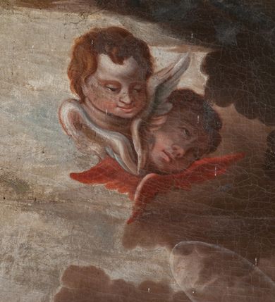 Zdjęcie nr 42: Ołtarz przyścienny, architektoniczny, jednokondygnacyjny ze zwieńczeniem, trójosiowy z bramkami. Mensa murowana prostopadłościenna, antepedium drewniane w złoconej ramie dekorowanej akantem. W jego polu medalion z monogramem maryjnym w glorii promienistej, otoczony przestylizowaną winoroślą. Tabernakulum w osi, metalowe, prostopadłościenne, jednodrzwiczkowe, z przedstawieniem kielicha z hostią. Retabulum ołtarzowe drewniane na cokole. Pole ołtarza z prostokątną, profilowaną ramą zamkniętą łukiem wklęsło-wypukłym z uskokiem. Mieści obraz Matki Boskiej Szkaplerznej, w bogatej akantowo-kwiatowej ramie z umieszczonym u góry, w osi owalnym obrazem Boga Ojca; zasuwany obrazami św. Józefa oraz św. Izydora Oracza. Pole jest ujęte ustawionymi na wysokich cokołach dekorowanych akantem, kolumnami o trzonach wypełnionych ornamentem roślinno-kwiatowym o układzie kandelabrowym oraz u podstawy z pełnoplastycznymi, uskrzydlonymi główkami aniołów; kapitele kompozytowe. Kolumny dźwigają niepełne, wyniesione pośrodku belkowanie, z odcinkami półkolistego przyczółka, na którym siedzą pełnoplastyczne, złocone figurki puttów. Fryz dekorowany akantem. W zwieńczeniu obraz św. Antoniego Padewskiego, prostokątny, zamknięty półkoliście, ujęty akantowymi wolutami. W bocznych osiach, ponad bramkami, prostokątne obrazy z lewej: św. Anny, z prawej: św. Joachima, dekorowane złoconym, ażurowym zwieńczeniem z kartuszy ujętych akantem. Ołtarz utrzymany w odcieniach beżu i szarości ze złoceniami w partiach ornamentów oraz w załamaniach profili architektonicznych.