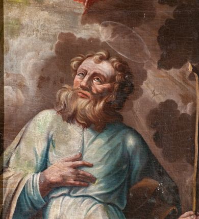 Zdjęcie nr 38: Ołtarz przyścienny, architektoniczny, jednokondygnacyjny ze zwieńczeniem, trójosiowy z bramkami. Mensa murowana prostopadłościenna, antepedium drewniane w złoconej ramie dekorowanej akantem. W jego polu medalion z monogramem maryjnym w glorii promienistej, otoczony przestylizowaną winoroślą. Tabernakulum w osi, metalowe, prostopadłościenne, jednodrzwiczkowe, z przedstawieniem kielicha z hostią. Retabulum ołtarzowe drewniane na cokole. Pole ołtarza z prostokątną, profilowaną ramą zamkniętą łukiem wklęsło-wypukłym z uskokiem. Mieści obraz Matki Boskiej Szkaplerznej, w bogatej akantowo-kwiatowej ramie z umieszczonym u góry, w osi owalnym obrazem Boga Ojca; zasuwany obrazami św. Józefa oraz św. Izydora Oracza. Pole jest ujęte ustawionymi na wysokich cokołach dekorowanych akantem, kolumnami o trzonach wypełnionych ornamentem roślinno-kwiatowym o układzie kandelabrowym oraz u podstawy z pełnoplastycznymi, uskrzydlonymi główkami aniołów; kapitele kompozytowe. Kolumny dźwigają niepełne, wyniesione pośrodku belkowanie, z odcinkami półkolistego przyczółka, na którym siedzą pełnoplastyczne, złocone figurki puttów. Fryz dekorowany akantem. W zwieńczeniu obraz św. Antoniego Padewskiego, prostokątny, zamknięty półkoliście, ujęty akantowymi wolutami. W bocznych osiach, ponad bramkami, prostokątne obrazy z lewej: św. Anny, z prawej: św. Joachima, dekorowane złoconym, ażurowym zwieńczeniem z kartuszy ujętych akantem. Ołtarz utrzymany w odcieniach beżu i szarości ze złoceniami w partiach ornamentów oraz w załamaniach profili architektonicznych.