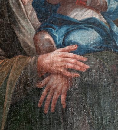 Zdjęcie nr 41: Ołtarz przyścienny, architektoniczny, jednokondygnacyjny ze zwieńczeniem, trójosiowy z bramkami. Mensa murowana prostopadłościenna, antepedium drewniane w złoconej ramie dekorowanej akantem. W jego polu medalion z monogramem maryjnym w glorii promienistej, otoczony przestylizowaną winoroślą. Tabernakulum w osi, metalowe, prostopadłościenne, jednodrzwiczkowe, z przedstawieniem kielicha z hostią. Retabulum ołtarzowe drewniane na cokole. Pole ołtarza z prostokątną, profilowaną ramą zamkniętą łukiem wklęsło-wypukłym z uskokiem. Mieści obraz Matki Boskiej Szkaplerznej, w bogatej akantowo-kwiatowej ramie z umieszczonym u góry, w osi owalnym obrazem Boga Ojca; zasuwany obrazami św. Józefa oraz św. Izydora Oracza. Pole jest ujęte ustawionymi na wysokich cokołach dekorowanych akantem, kolumnami o trzonach wypełnionych ornamentem roślinno-kwiatowym o układzie kandelabrowym oraz u podstawy z pełnoplastycznymi, uskrzydlonymi główkami aniołów; kapitele kompozytowe. Kolumny dźwigają niepełne, wyniesione pośrodku belkowanie, z odcinkami półkolistego przyczółka, na którym siedzą pełnoplastyczne, złocone figurki puttów. Fryz dekorowany akantem. W zwieńczeniu obraz św. Antoniego Padewskiego, prostokątny, zamknięty półkoliście, ujęty akantowymi wolutami. W bocznych osiach, ponad bramkami, prostokątne obrazy z lewej: św. Anny, z prawej: św. Joachima, dekorowane złoconym, ażurowym zwieńczeniem z kartuszy ujętych akantem. Ołtarz utrzymany w odcieniach beżu i szarości ze złoceniami w partiach ornamentów oraz w załamaniach profili architektonicznych.