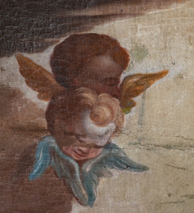 Zdjęcie nr 46: Ołtarz przyścienny, architektoniczny, jednokondygnacyjny ze zwieńczeniem, trójosiowy z bramkami. Mensa murowana prostopadłościenna, antepedium drewniane w złoconej ramie dekorowanej akantem. W jego polu medalion z monogramem maryjnym w glorii promienistej, otoczony przestylizowaną winoroślą. Tabernakulum w osi, metalowe, prostopadłościenne, jednodrzwiczkowe, z przedstawieniem kielicha z hostią. Retabulum ołtarzowe drewniane na cokole. Pole ołtarza z prostokątną, profilowaną ramą zamkniętą łukiem wklęsło-wypukłym z uskokiem. Mieści obraz Matki Boskiej Szkaplerznej, w bogatej akantowo-kwiatowej ramie z umieszczonym u góry, w osi owalnym obrazem Boga Ojca; zasuwany obrazami św. Józefa oraz św. Izydora Oracza. Pole jest ujęte ustawionymi na wysokich cokołach dekorowanych akantem, kolumnami o trzonach wypełnionych ornamentem roślinno-kwiatowym o układzie kandelabrowym oraz u podstawy z pełnoplastycznymi, uskrzydlonymi główkami aniołów; kapitele kompozytowe. Kolumny dźwigają niepełne, wyniesione pośrodku belkowanie, z odcinkami półkolistego przyczółka, na którym siedzą pełnoplastyczne, złocone figurki puttów. Fryz dekorowany akantem. W zwieńczeniu obraz św. Antoniego Padewskiego, prostokątny, zamknięty półkoliście, ujęty akantowymi wolutami. W bocznych osiach, ponad bramkami, prostokątne obrazy z lewej: św. Anny, z prawej: św. Joachima, dekorowane złoconym, ażurowym zwieńczeniem z kartuszy ujętych akantem. Ołtarz utrzymany w odcieniach beżu i szarości ze złoceniami w partiach ornamentów oraz w załamaniach profili architektonicznych.