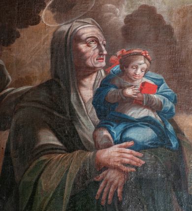 Zdjęcie nr 49: Ołtarz przyścienny, architektoniczny, jednokondygnacyjny ze zwieńczeniem, trójosiowy z bramkami. Mensa murowana prostopadłościenna, antepedium drewniane w złoconej ramie dekorowanej akantem. W jego polu medalion z monogramem maryjnym w glorii promienistej, otoczony przestylizowaną winoroślą. Tabernakulum w osi, metalowe, prostopadłościenne, jednodrzwiczkowe, z przedstawieniem kielicha z hostią. Retabulum ołtarzowe drewniane na cokole. Pole ołtarza z prostokątną, profilowaną ramą zamkniętą łukiem wklęsło-wypukłym z uskokiem. Mieści obraz Matki Boskiej Szkaplerznej, w bogatej akantowo-kwiatowej ramie z umieszczonym u góry, w osi owalnym obrazem Boga Ojca; zasuwany obrazami św. Józefa oraz św. Izydora Oracza. Pole jest ujęte ustawionymi na wysokich cokołach dekorowanych akantem, kolumnami o trzonach wypełnionych ornamentem roślinno-kwiatowym o układzie kandelabrowym oraz u podstawy z pełnoplastycznymi, uskrzydlonymi główkami aniołów; kapitele kompozytowe. Kolumny dźwigają niepełne, wyniesione pośrodku belkowanie, z odcinkami półkolistego przyczółka, na którym siedzą pełnoplastyczne, złocone figurki puttów. Fryz dekorowany akantem. W zwieńczeniu obraz św. Antoniego Padewskiego, prostokątny, zamknięty półkoliście, ujęty akantowymi wolutami. W bocznych osiach, ponad bramkami, prostokątne obrazy z lewej: św. Anny, z prawej: św. Joachima, dekorowane złoconym, ażurowym zwieńczeniem z kartuszy ujętych akantem. Ołtarz utrzymany w odcieniach beżu i szarości ze złoceniami w partiach ornamentów oraz w załamaniach profili architektonicznych.