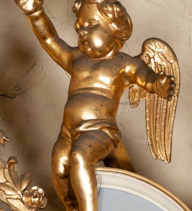 Zdjęcie nr 57: Ołtarz przyścienny, architektoniczny, jednokondygnacyjny ze zwieńczeniem, trójosiowy z bramkami. Mensa murowana prostopadłościenna, antepedium drewniane w złoconej ramie dekorowanej akantem. W jego polu medalion z monogramem maryjnym w glorii promienistej, otoczony przestylizowaną winoroślą. Tabernakulum w osi, metalowe, prostopadłościenne, jednodrzwiczkowe, z przedstawieniem kielicha z hostią. Retabulum ołtarzowe drewniane na cokole. Pole ołtarza z prostokątną, profilowaną ramą zamkniętą łukiem wklęsło-wypukłym z uskokiem. Mieści obraz Matki Boskiej Szkaplerznej, w bogatej akantowo-kwiatowej ramie z umieszczonym u góry, w osi owalnym obrazem Boga Ojca; zasuwany obrazami św. Józefa oraz św. Izydora Oracza. Pole jest ujęte ustawionymi na wysokich cokołach dekorowanych akantem, kolumnami o trzonach wypełnionych ornamentem roślinno-kwiatowym o układzie kandelabrowym oraz u podstawy z pełnoplastycznymi, uskrzydlonymi główkami aniołów; kapitele kompozytowe. Kolumny dźwigają niepełne, wyniesione pośrodku belkowanie, z odcinkami półkolistego przyczółka, na którym siedzą pełnoplastyczne, złocone figurki puttów. Fryz dekorowany akantem. W zwieńczeniu obraz św. Antoniego Padewskiego, prostokątny, zamknięty półkoliście, ujęty akantowymi wolutami. W bocznych osiach, ponad bramkami, prostokątne obrazy z lewej: św. Anny, z prawej: św. Joachima, dekorowane złoconym, ażurowym zwieńczeniem z kartuszy ujętych akantem. Ołtarz utrzymany w odcieniach beżu i szarości ze złoceniami w partiach ornamentów oraz w załamaniach profili architektonicznych.