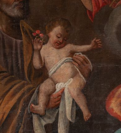 Zdjęcie nr 22: Ołtarz przyścienny, architektoniczny, jednokondygnacyjny ze zwieńczeniem, trójosiowy z bramkami. Mensa murowana prostopadłościenna, antepedium drewniane w złoconej ramie dekorowanej akantem. W jego polu medalion z monogramem maryjnym w glorii promienistej, otoczony przestylizowaną winoroślą. Tabernakulum w osi, metalowe, prostopadłościenne, jednodrzwiczkowe, z przedstawieniem kielicha z hostią. Retabulum ołtarzowe drewniane na cokole. Pole ołtarza z prostokątną, profilowaną ramą zamkniętą łukiem wklęsło-wypukłym z uskokiem. Mieści obraz Matki Boskiej Szkaplerznej, w bogatej akantowo-kwiatowej ramie z umieszczonym u góry, w osi owalnym obrazem Boga Ojca; zasuwany obrazami św. Józefa oraz św. Izydora Oracza. Pole jest ujęte ustawionymi na wysokich cokołach dekorowanych akantem, kolumnami o trzonach wypełnionych ornamentem roślinno-kwiatowym o układzie kandelabrowym oraz u podstawy z pełnoplastycznymi, uskrzydlonymi główkami aniołów; kapitele kompozytowe. Kolumny dźwigają niepełne, wyniesione pośrodku belkowanie, z odcinkami półkolistego przyczółka, na którym siedzą pełnoplastyczne, złocone figurki puttów. Fryz dekorowany akantem. W zwieńczeniu obraz św. Antoniego Padewskiego, prostokątny, zamknięty półkoliście, ujęty akantowymi wolutami. W bocznych osiach, ponad bramkami, prostokątne obrazy z lewej: św. Anny, z prawej: św. Joachima, dekorowane złoconym, ażurowym zwieńczeniem z kartuszy ujętych akantem. Ołtarz utrzymany w odcieniach beżu i szarości ze złoceniami w partiach ornamentów oraz w załamaniach profili architektonicznych.