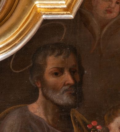 Zdjęcie nr 23: Ołtarz przyścienny, architektoniczny, jednokondygnacyjny ze zwieńczeniem, trójosiowy z bramkami. Mensa murowana prostopadłościenna, antepedium drewniane w złoconej ramie dekorowanej akantem. W jego polu medalion z monogramem maryjnym w glorii promienistej, otoczony przestylizowaną winoroślą. Tabernakulum w osi, metalowe, prostopadłościenne, jednodrzwiczkowe, z przedstawieniem kielicha z hostią. Retabulum ołtarzowe drewniane na cokole. Pole ołtarza z prostokątną, profilowaną ramą zamkniętą łukiem wklęsło-wypukłym z uskokiem. Mieści obraz Matki Boskiej Szkaplerznej, w bogatej akantowo-kwiatowej ramie z umieszczonym u góry, w osi owalnym obrazem Boga Ojca; zasuwany obrazami św. Józefa oraz św. Izydora Oracza. Pole jest ujęte ustawionymi na wysokich cokołach dekorowanych akantem, kolumnami o trzonach wypełnionych ornamentem roślinno-kwiatowym o układzie kandelabrowym oraz u podstawy z pełnoplastycznymi, uskrzydlonymi główkami aniołów; kapitele kompozytowe. Kolumny dźwigają niepełne, wyniesione pośrodku belkowanie, z odcinkami półkolistego przyczółka, na którym siedzą pełnoplastyczne, złocone figurki puttów. Fryz dekorowany akantem. W zwieńczeniu obraz św. Antoniego Padewskiego, prostokątny, zamknięty półkoliście, ujęty akantowymi wolutami. W bocznych osiach, ponad bramkami, prostokątne obrazy z lewej: św. Anny, z prawej: św. Joachima, dekorowane złoconym, ażurowym zwieńczeniem z kartuszy ujętych akantem. Ołtarz utrzymany w odcieniach beżu i szarości ze złoceniami w partiach ornamentów oraz w załamaniach profili architektonicznych.