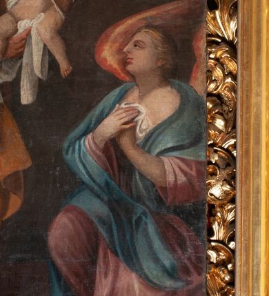 Zdjęcie nr 25: Ołtarz przyścienny, architektoniczny, jednokondygnacyjny ze zwieńczeniem, trójosiowy z bramkami. Mensa murowana prostopadłościenna, antepedium drewniane w złoconej ramie dekorowanej akantem. W jego polu medalion z monogramem maryjnym w glorii promienistej, otoczony przestylizowaną winoroślą. Tabernakulum w osi, metalowe, prostopadłościenne, jednodrzwiczkowe, z przedstawieniem kielicha z hostią. Retabulum ołtarzowe drewniane na cokole. Pole ołtarza z prostokątną, profilowaną ramą zamkniętą łukiem wklęsło-wypukłym z uskokiem. Mieści obraz Matki Boskiej Szkaplerznej, w bogatej akantowo-kwiatowej ramie z umieszczonym u góry, w osi owalnym obrazem Boga Ojca; zasuwany obrazami św. Józefa oraz św. Izydora Oracza. Pole jest ujęte ustawionymi na wysokich cokołach dekorowanych akantem, kolumnami o trzonach wypełnionych ornamentem roślinno-kwiatowym o układzie kandelabrowym oraz u podstawy z pełnoplastycznymi, uskrzydlonymi główkami aniołów; kapitele kompozytowe. Kolumny dźwigają niepełne, wyniesione pośrodku belkowanie, z odcinkami półkolistego przyczółka, na którym siedzą pełnoplastyczne, złocone figurki puttów. Fryz dekorowany akantem. W zwieńczeniu obraz św. Antoniego Padewskiego, prostokątny, zamknięty półkoliście, ujęty akantowymi wolutami. W bocznych osiach, ponad bramkami, prostokątne obrazy z lewej: św. Anny, z prawej: św. Joachima, dekorowane złoconym, ażurowym zwieńczeniem z kartuszy ujętych akantem. Ołtarz utrzymany w odcieniach beżu i szarości ze złoceniami w partiach ornamentów oraz w załamaniach profili architektonicznych.