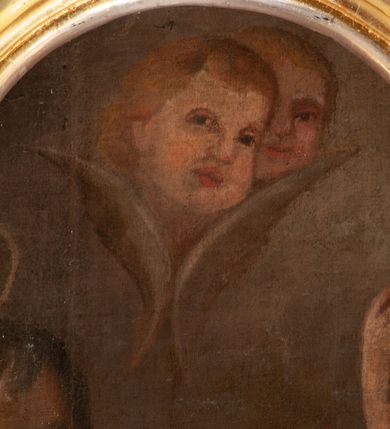 Zdjęcie nr 28: Ołtarz przyścienny, architektoniczny, jednokondygnacyjny ze zwieńczeniem, trójosiowy z bramkami. Mensa murowana prostopadłościenna, antepedium drewniane w złoconej ramie dekorowanej akantem. W jego polu medalion z monogramem maryjnym w glorii promienistej, otoczony przestylizowaną winoroślą. Tabernakulum w osi, metalowe, prostopadłościenne, jednodrzwiczkowe, z przedstawieniem kielicha z hostią. Retabulum ołtarzowe drewniane na cokole. Pole ołtarza z prostokątną, profilowaną ramą zamkniętą łukiem wklęsło-wypukłym z uskokiem. Mieści obraz Matki Boskiej Szkaplerznej, w bogatej akantowo-kwiatowej ramie z umieszczonym u góry, w osi owalnym obrazem Boga Ojca; zasuwany obrazami św. Józefa oraz św. Izydora Oracza. Pole jest ujęte ustawionymi na wysokich cokołach dekorowanych akantem, kolumnami o trzonach wypełnionych ornamentem roślinno-kwiatowym o układzie kandelabrowym oraz u podstawy z pełnoplastycznymi, uskrzydlonymi główkami aniołów; kapitele kompozytowe. Kolumny dźwigają niepełne, wyniesione pośrodku belkowanie, z odcinkami półkolistego przyczółka, na którym siedzą pełnoplastyczne, złocone figurki puttów. Fryz dekorowany akantem. W zwieńczeniu obraz św. Antoniego Padewskiego, prostokątny, zamknięty półkoliście, ujęty akantowymi wolutami. W bocznych osiach, ponad bramkami, prostokątne obrazy z lewej: św. Anny, z prawej: św. Joachima, dekorowane złoconym, ażurowym zwieńczeniem z kartuszy ujętych akantem. Ołtarz utrzymany w odcieniach beżu i szarości ze złoceniami w partiach ornamentów oraz w załamaniach profili architektonicznych.