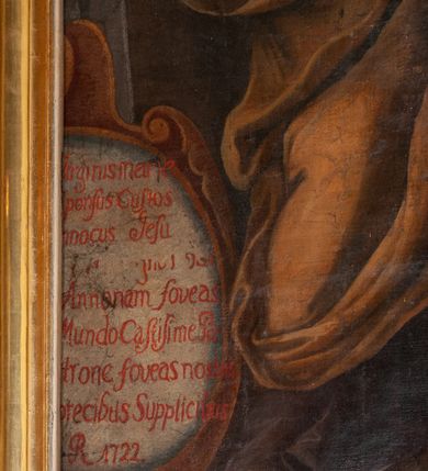 Zdjęcie nr 29: Ołtarz przyścienny, architektoniczny, jednokondygnacyjny ze zwieńczeniem, trójosiowy z bramkami. Mensa murowana prostopadłościenna, antepedium drewniane w złoconej ramie dekorowanej akantem. W jego polu medalion z monogramem maryjnym w glorii promienistej, otoczony przestylizowaną winoroślą. Tabernakulum w osi, metalowe, prostopadłościenne, jednodrzwiczkowe, z przedstawieniem kielicha z hostią. Retabulum ołtarzowe drewniane na cokole. Pole ołtarza z prostokątną, profilowaną ramą zamkniętą łukiem wklęsło-wypukłym z uskokiem. Mieści obraz Matki Boskiej Szkaplerznej, w bogatej akantowo-kwiatowej ramie z umieszczonym u góry, w osi owalnym obrazem Boga Ojca; zasuwany obrazami św. Józefa oraz św. Izydora Oracza. Pole jest ujęte ustawionymi na wysokich cokołach dekorowanych akantem, kolumnami o trzonach wypełnionych ornamentem roślinno-kwiatowym o układzie kandelabrowym oraz u podstawy z pełnoplastycznymi, uskrzydlonymi główkami aniołów; kapitele kompozytowe. Kolumny dźwigają niepełne, wyniesione pośrodku belkowanie, z odcinkami półkolistego przyczółka, na którym siedzą pełnoplastyczne, złocone figurki puttów. Fryz dekorowany akantem. W zwieńczeniu obraz św. Antoniego Padewskiego, prostokątny, zamknięty półkoliście, ujęty akantowymi wolutami. W bocznych osiach, ponad bramkami, prostokątne obrazy z lewej: św. Anny, z prawej: św. Joachima, dekorowane złoconym, ażurowym zwieńczeniem z kartuszy ujętych akantem. Ołtarz utrzymany w odcieniach beżu i szarości ze złoceniami w partiach ornamentów oraz w załamaniach profili architektonicznych.